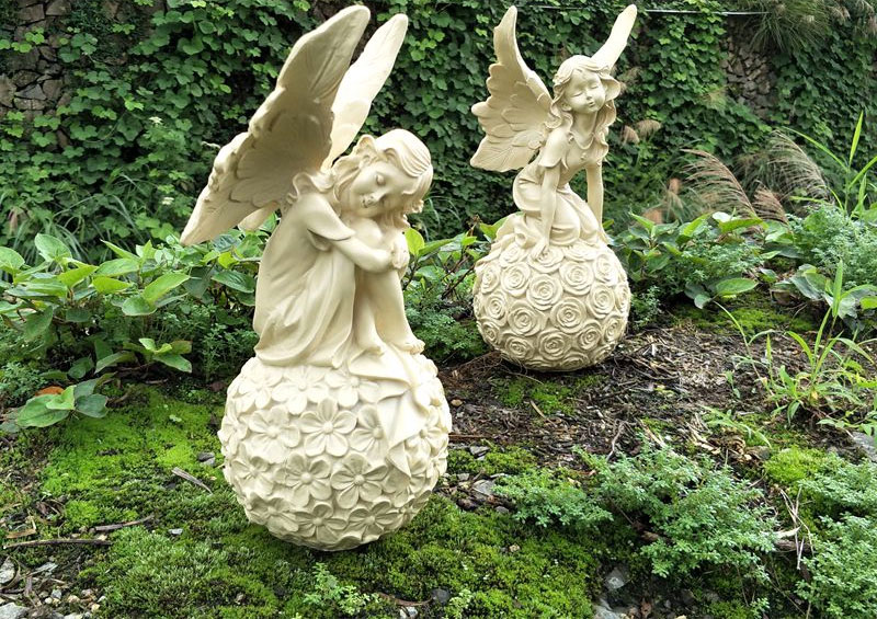子供天使女神ガーデニング雑貨グッズ、天使の翼を広げ花の丸玉に座って 