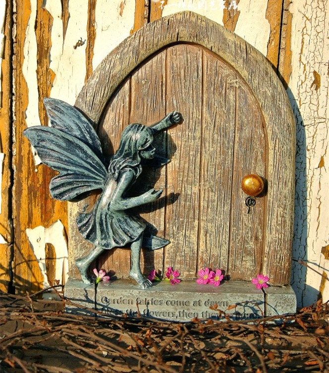 妖精ドア、おとぎ話ドア、小人ドア、妖精置物、フェアリーグッズ、妖精ガーデニンググッズ、ドアを開けようとしている妖精のガーデニング雑貨