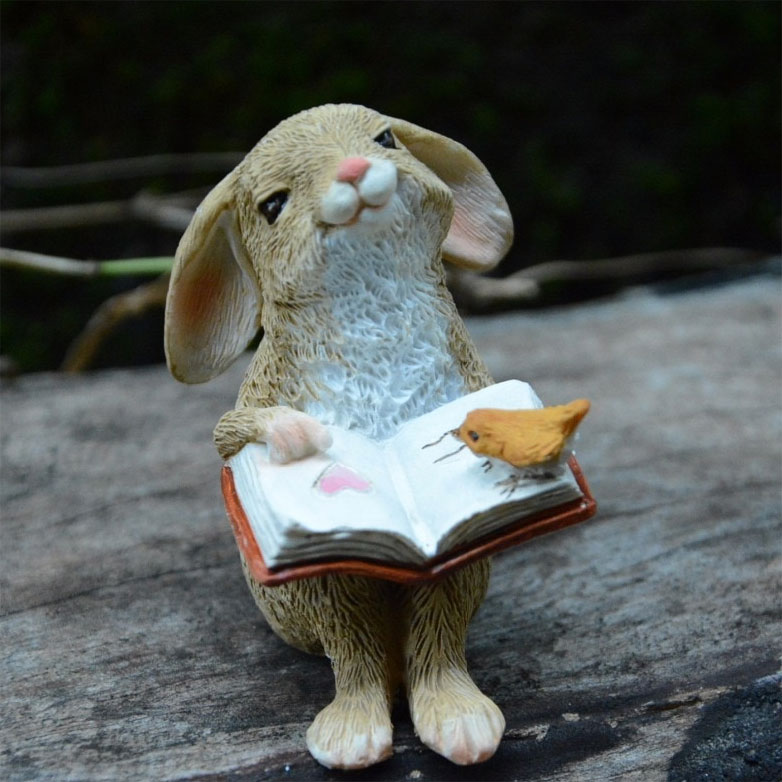 ウサギ置物、ウサギ人形、ベージュ色の本を読むうさぎと小鳥、兎のフィギア、ウサギオブジェecqdrabbit008  天使雑貨と薔薇雑貨の輸入雑貨の専門店「天使と癒しの森」