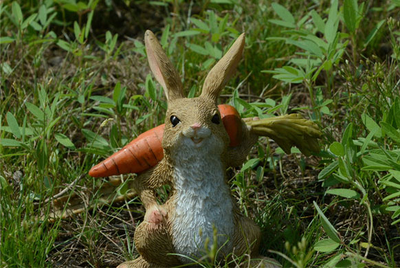 ウサギ置物、ウサギ人形、ベージュ色のニンジンを担ぐうさぎ、兎の