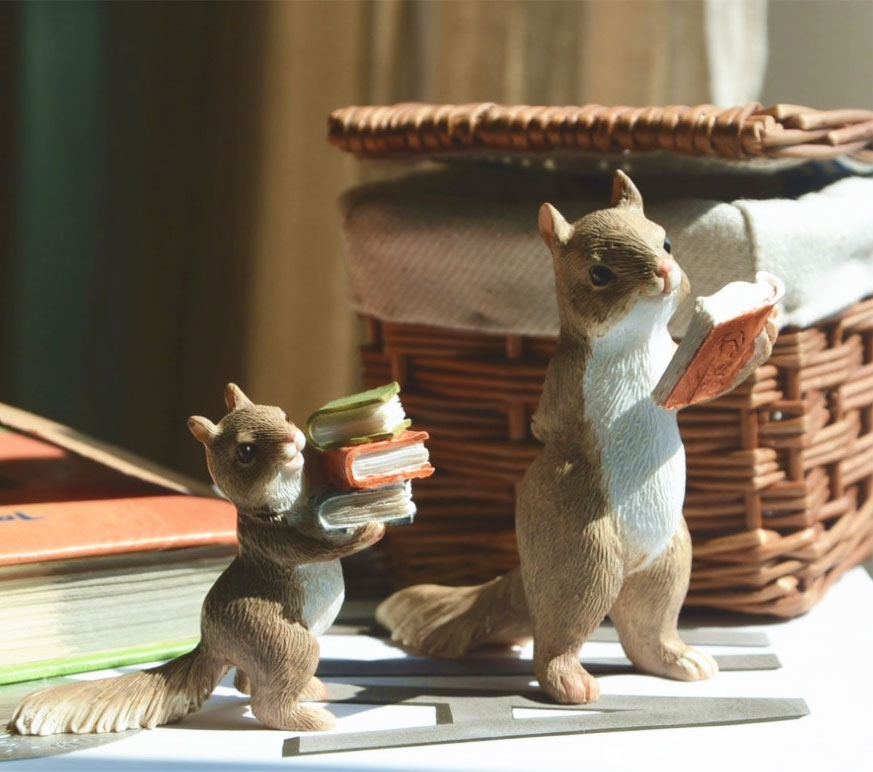 ウサギ置物、ウサギ人形、ベージュ色の本を運ぶウサギと本を読むうさぎ２セット、兎のフィギア、ウサギオブジェecqdrabbit012 |  天使雑貨と薔薇雑貨の輸入雑貨の専門店「天使と癒しの森」