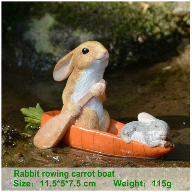 ウサギ置物、ウサギ人形、ニンジン船筏（ふないかだ）を漕いでいる