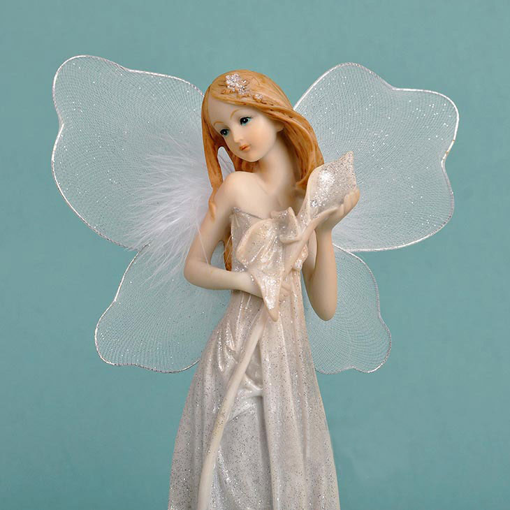 お花の上に乗った花の妖精フェアリー、キラキラの白いドレスを着た天使