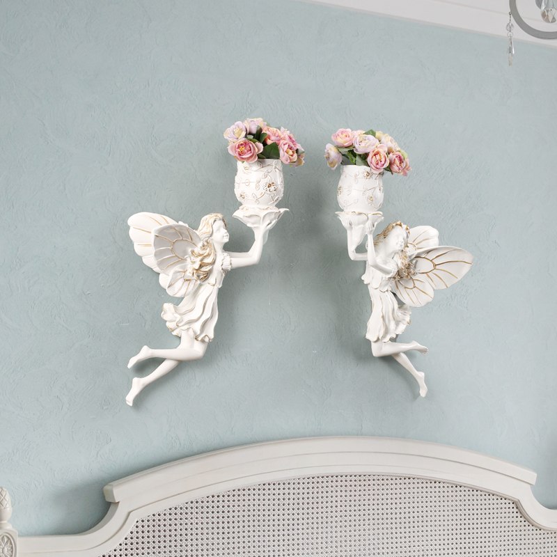 妖精壁掛け置物人形、お花の入った花瓶フラワーベースを持って飛んで