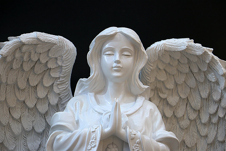 大天使置物のエンジェル人形、天使女神、大きな翼を広げ目をつむり手を合わせてお祈りしている天使人形、エンジェルオブジェ、オーナメントフィギア