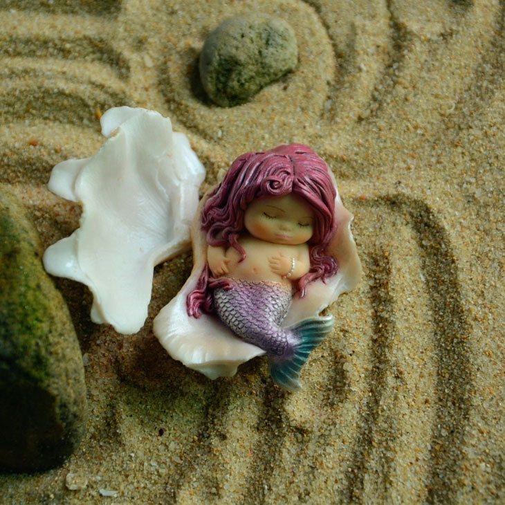 赤い髪の毛の人魚置物人形、貝殻シェルで寝ている人魚の妖精