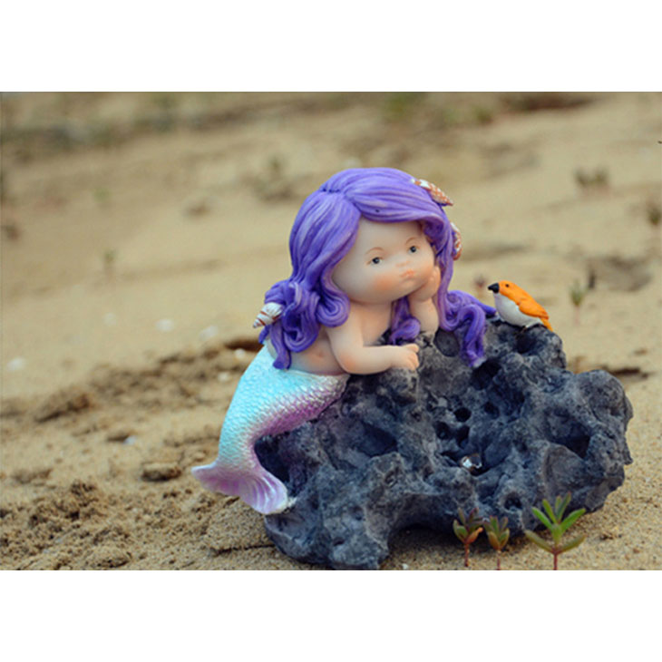 紫色の髪の毛の人魚置物、海岩に寝そべっている人魚の妖精、オレンジ色