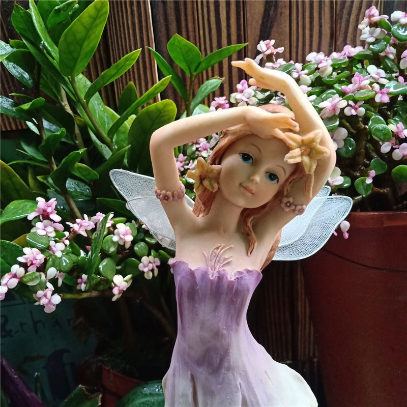 妖精置物、妖精人形、妖精雑貨グッズ、花畑の上で頭に花冠を付けて可愛いポーズをしているフェアリー人形、フェアリーオブジェオーナメントフィギア